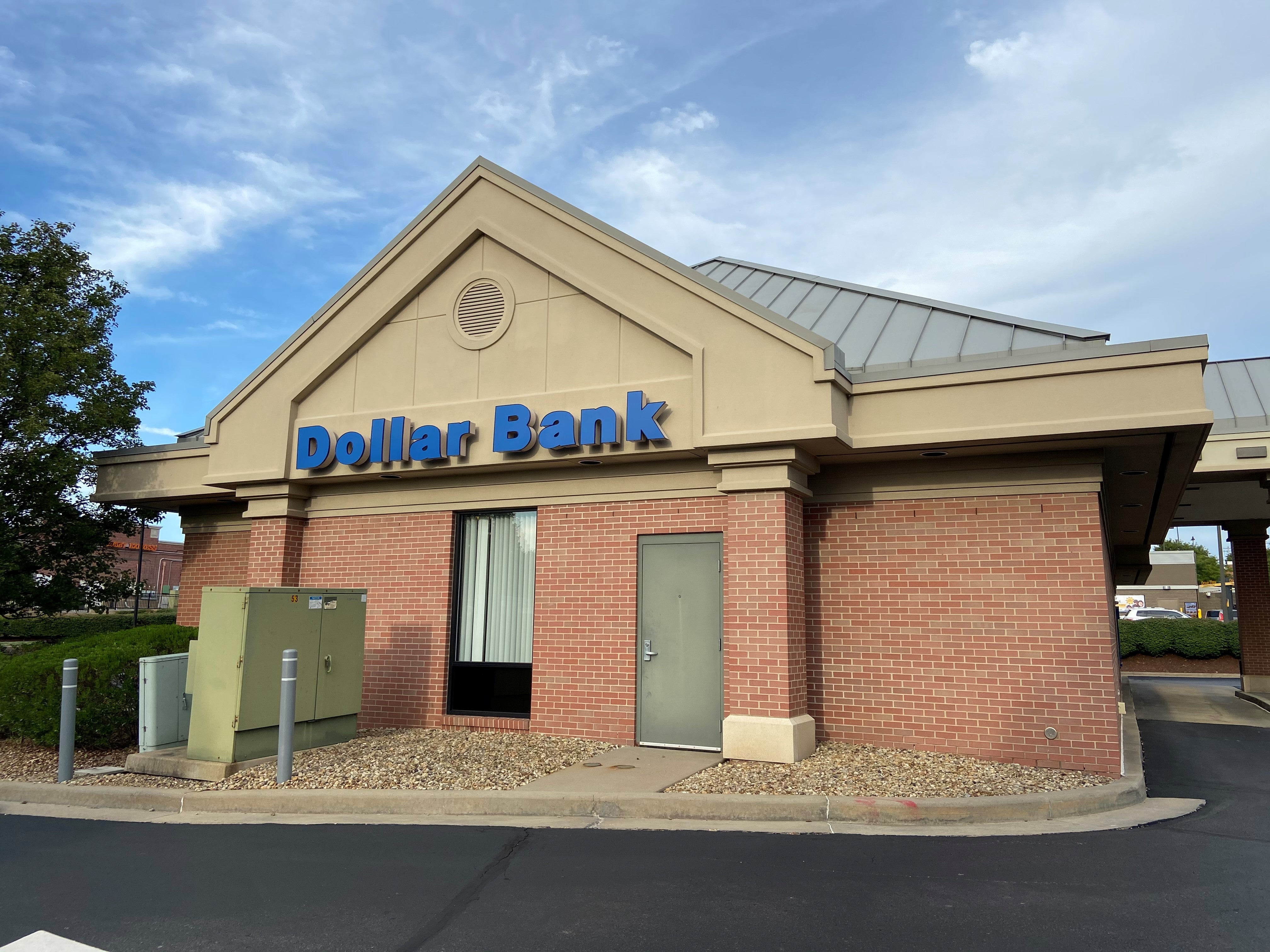 dollar bank hours saturday